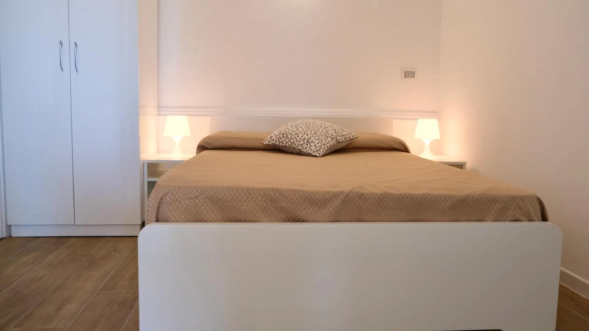 Sunshine Apartment تاورمينا 0*,  إيطاليا