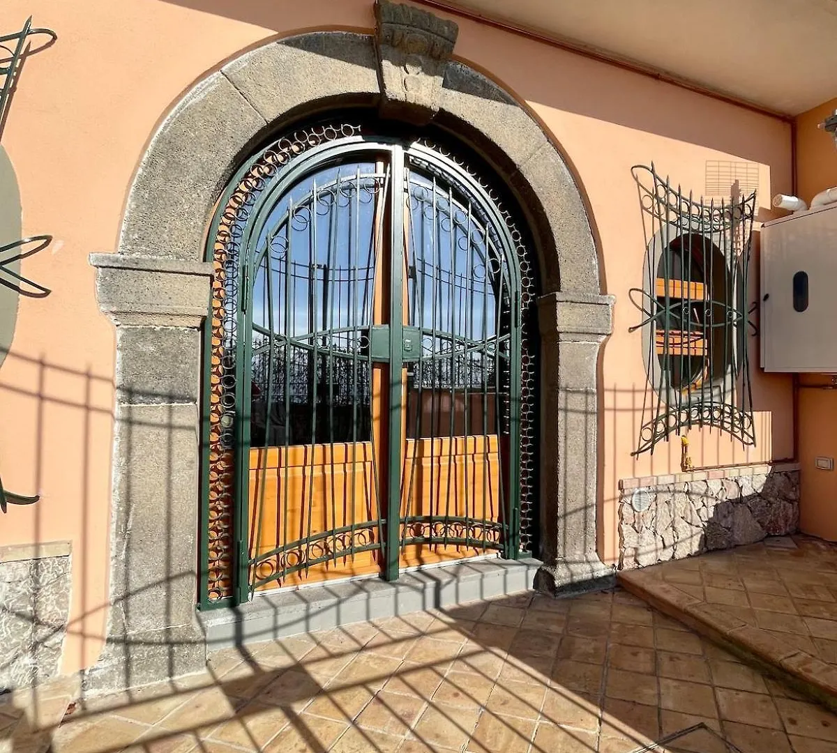 Sunshine Apartment تاورمينا